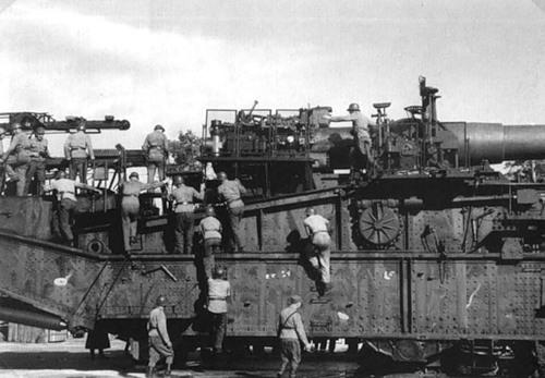 The gun in the photo is Soviet 305-mm railway gun TM-3-12 (305/52 ORaut for Finnish military), which was captured in Hanko / Hango peninsula after the Soviets had evacuated their base in December 1941.