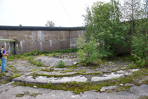 In the 1930's two guns were dismounted and removed to Ristiniemi cape in Vyborg bay, leaving only the empty emplacements behind