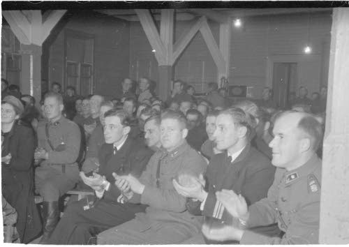 Osa yleisöä. Örö 1941.10.27